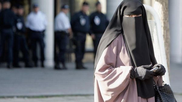 يقول دعاة حظر النقاب في الأماكن العامة إن هذا القانون ضروري لأسباب أمنية