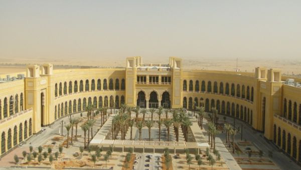 سربوت يصور طالبات جامعة نورة