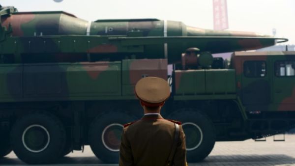 شاحنة تحمل صاروخا خلال عرض عسكري في بيونيغيانغ