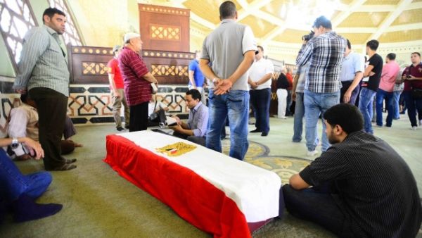 Egypt's cultural and art community say goodbye to Nour El-Sherif at funeral. (Laha Magazine)