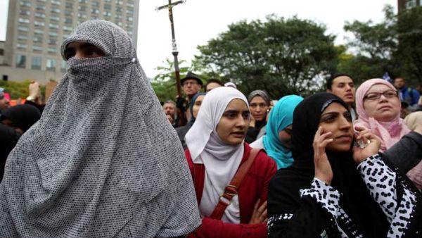 برلمان كيبيك يحظر النقاب في الإدارات والخدمات العامة
