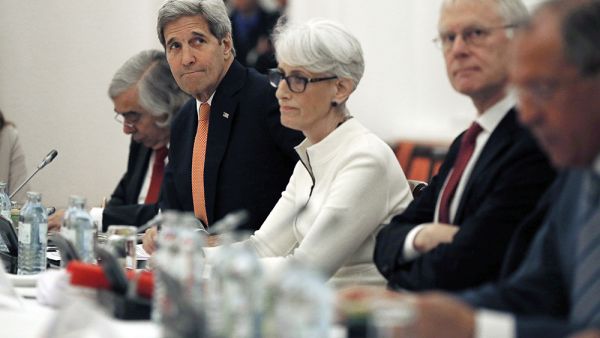 US Secretary of State John Kerry meets with foreign ministers and delegations from Germany, France, China, Britain, Russia and the European Union at a hotel in Vienna, Austria July 13, 2015. (AFP/Carlos Barria)