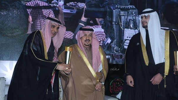 فيصل بن بندر آل سعود، أمير منطقة الرياض، يسّلم الدرع لفهد العليان، رئيس مجموعة المسؤولية الاجتماعية.