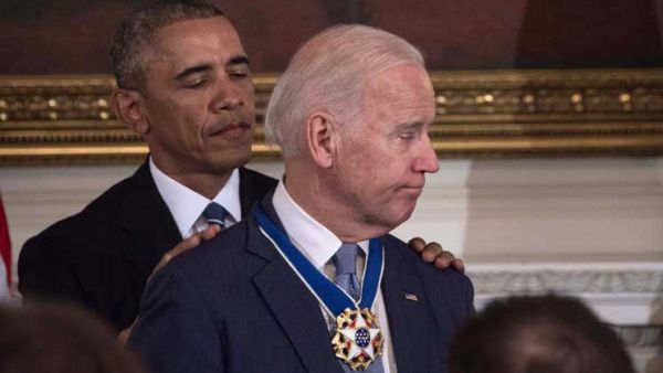 أوباما يفاجئ نائبه بايدن بمنحه وسام الحرية الرئاسي