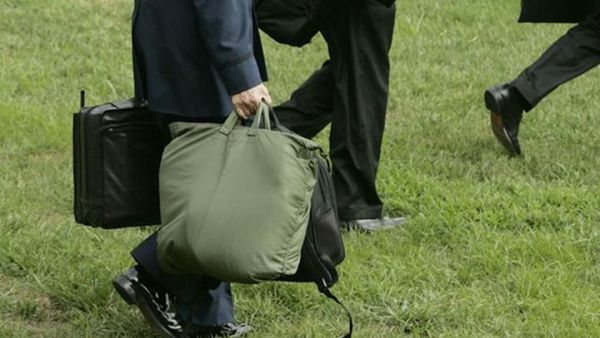 ماذا بداخل الحقيبة التي ترافق رئيس أمريكا أينما ذهب ؟