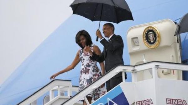 الرئيس الأمريكي باراك أوباما وزوجته ميشيل لدى وصولهما إلى كوبا
