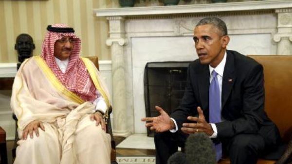 الرئيس الامريكي باراك اوباما اثناء اجتماعه مع ولي العهد السعودي الأمير محمد بن نايف في البيت الأبيض بواشنطن يوم الاربعاء