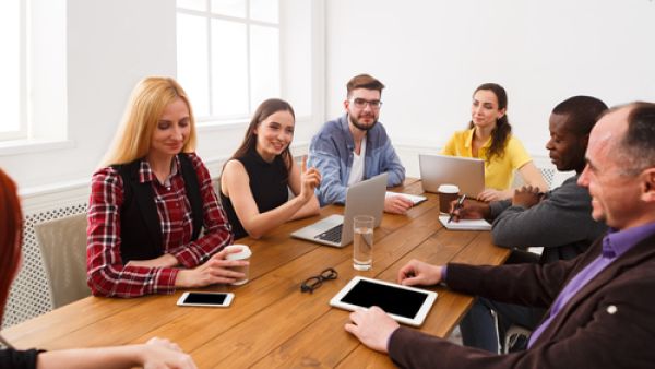 المرأة في برج العقرب تتميزُ بالذكاء في التعامل مع الناس

