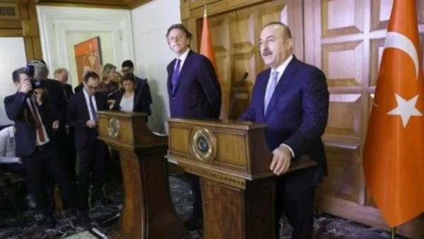 وزير تركي يحرج نظيره الهولاندي في مؤتمر صحفي مباشر 