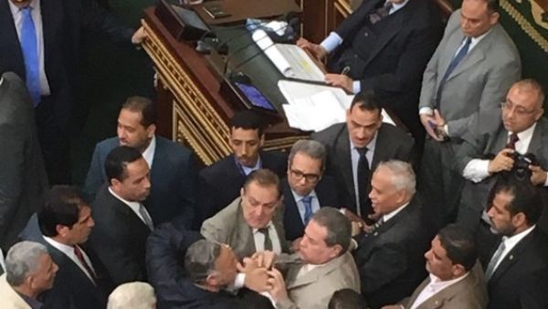  ضرب توفيق عكاشة بالجزمة في مجلس النواب