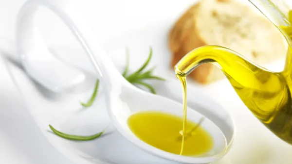 زيت الزيتون يحتوى على أحماض دهنية أحادية التشبع

