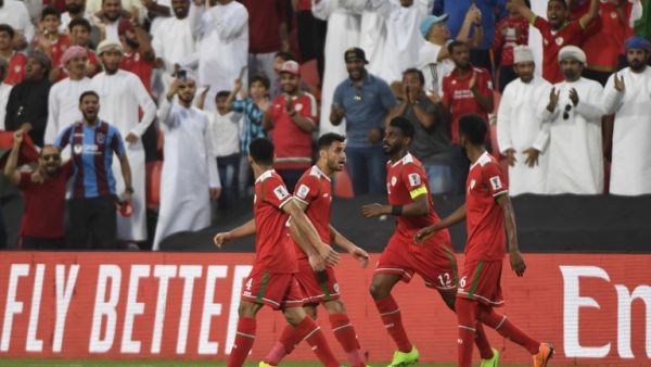 لاعبو عمان يحتفلون خلال المباراة