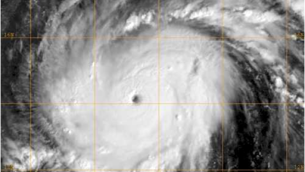 اعصار نادر يهدد اليمن وسلطنة عمان 