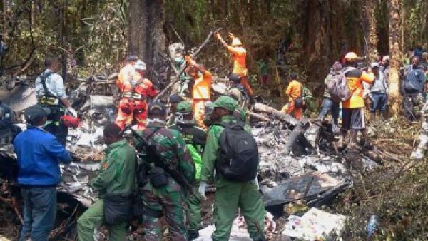 الأمطار تعرقل عملية انتشال جثث ضحايا الطائرة الإندونيسية المنكوبة