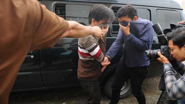 معاقبة شاذين بـ85 ضربة بعصا الخيزران لكل منهما بإندونيسيا