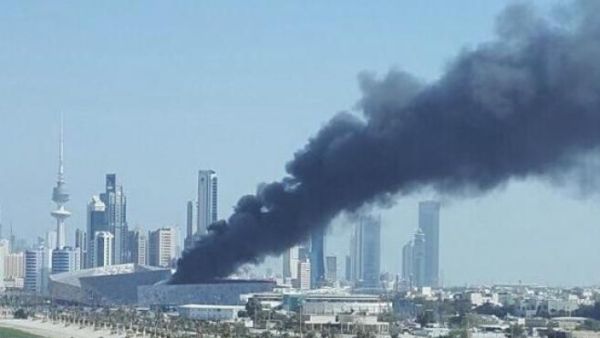 يكافح رجال الاطفاء النيران