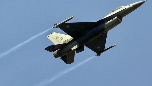 A Pakistani F-16 fighter jet performs in-flight maneuvers. (AFP/File)  