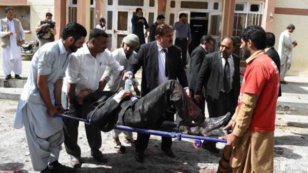Pakistani lawyers use a stretcher to move an injured colleague after a bomb explosion at a government hospital in Quetta on August 8, 2016.  (AFP/Banaras Khan)