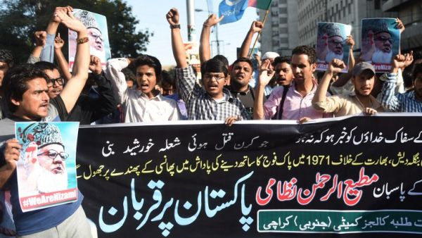 Pakistani students shout slogans during a protest against the execution of the leader of Bangladesh's top Islamist party Jamaat-e-Islami, Motiur Rahman Nizami, in Karachi on May 11, 2016. (AFP/Rizwan Tabassum)