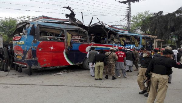  الهجوم وقع على طريق رئيسي بينما كانت الحافلة تنقل الموظفين إلى عملهم 