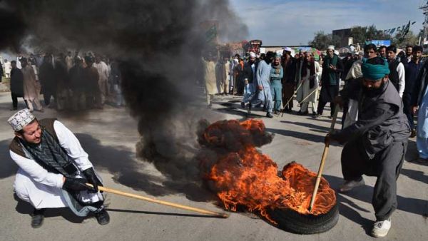 ينتمي المتظاهرون إلى الطائفة البريلوية المرتبطة بالصوفية والتي تعد معتدلة