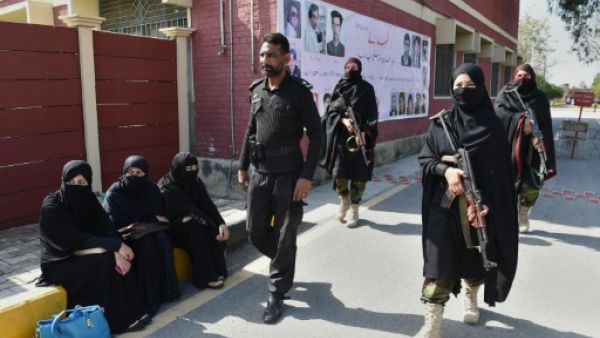 كوماندوس الشرطة الباكستانية في حرم جامعة باشا خان في بلدة شارسادا
