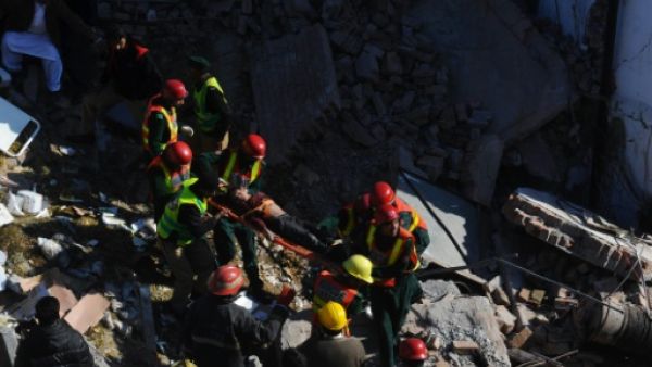 16 قتيلا في انهيار مصنع في باكستان