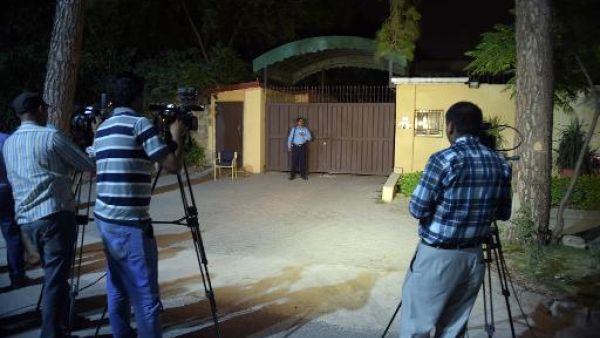 صحفيون امام مكاتب سيف ذا تشيلدرين في اسلام اباد
