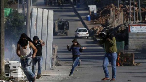 مواجهات بين الفلسطينيين والقوات الاسرائيلية بالضفة