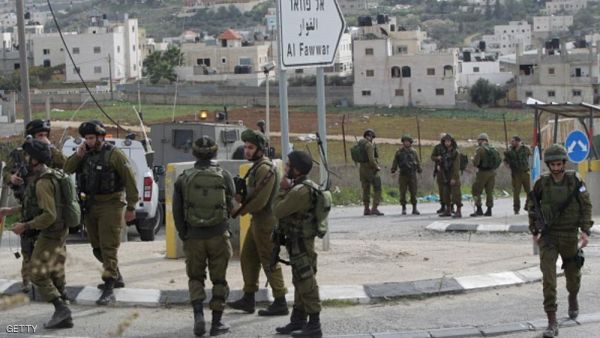 قتلت الشرطة الإسرائيلية الاثنين فلسطينيا طعن جنديا في مدينة الخليل 