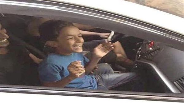 طاقم الطائرة اكتشف، بعد إقلاعها، وجود الطفل،