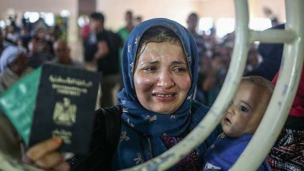 فلسطينية على معبر رفح بانتظار سماح الاشقاء المصريين لها بالمرور