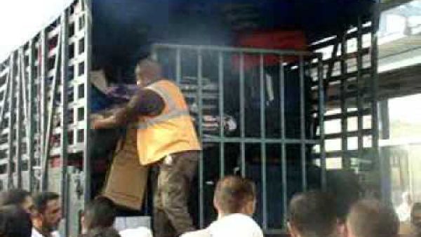 امتعة المسافرين على الحدود الفلسطينية الاردنية 