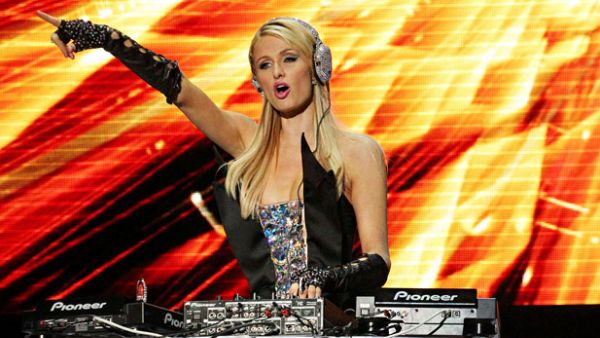 Paris DJ'ing at one of her gigs! (Image: Popdust.com)