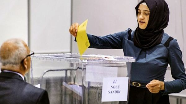 A woman casts her ballot for the Turkish presidential election in a polling station created in convention center Ahoy in Rotterdam. (AFP/ANP/REMKO DE WAAL)