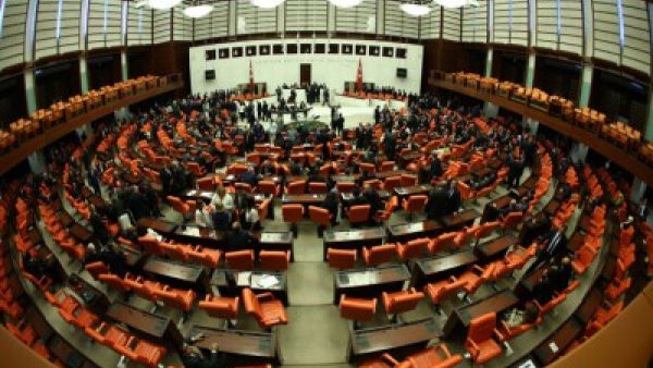 النواب الاتراك يفشلون في انتخاب رئيس للبرلمان بعد دورتي اقتراع
