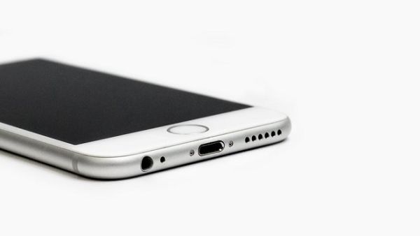 Possible battery problems on iPhone 6S may stop the device from running or shut it unexpectedly. (Pixabay)
