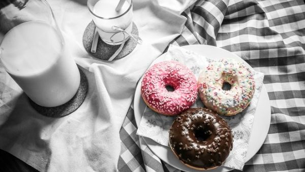 Unhealthy food and beverage options in workplaces add up calories and pounds. (Pexels)