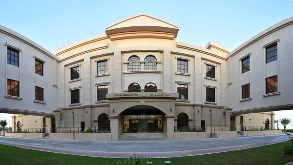 حرصت الجامعة على أن تكون مرافق المبنى مصممة وفق أرقى المعايير العالمية العصرية لتوفر بيئة تعليمية مشجعة ومناسبة ومريحة لطلبة الجامعة وتوفر لهم مختلف احتياجاتهم العلمية. حرصت الجامعة على أن تكون مرافق المبنى مصممة وفق أرقى المعايير العالمية العصرية لتوفر بيئة تعليمية مشجعة ومناسبة ومريحة لطلبة الجامعة وتوفر لهم مختلف احتياجاتهم العلمية.
