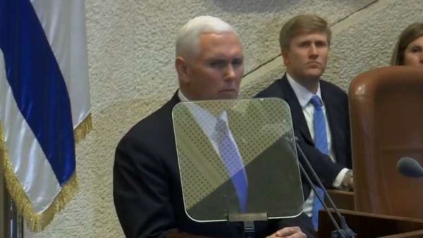 ورفع النواب العرب لافتات احتجاجية وصورا للقدس تعبيرا عن رفضهم لزيارة بينس للمدينة المحتلة 