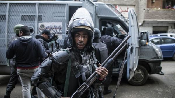 قال الصحفيون الثلاثة إن الشرطة أغلقت مقر الموقع "بالشمع الأحمر" 
