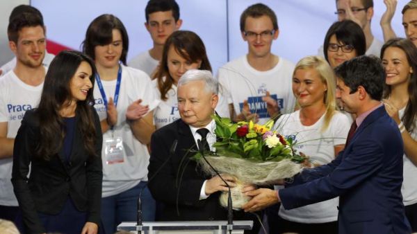 رئيس الحزب الفائز في الانتخابات البولندية يتلقى التهاني
