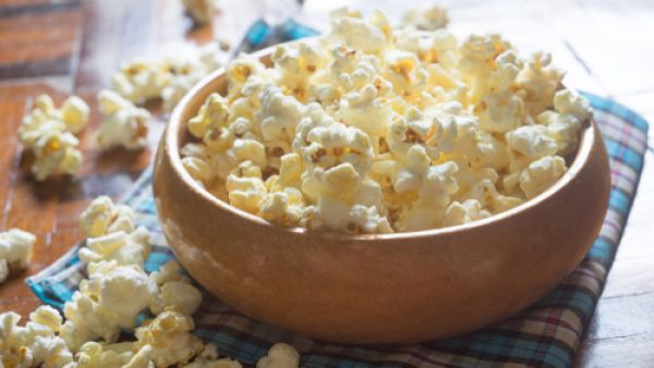 الفشار هو وجبة خفيفة آمنة جدًا لتناولها في الليل

