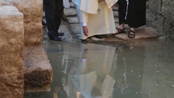 آلاف المسيحيين يحجون الى نهر الاردن