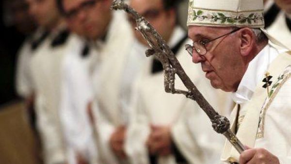 البابا يتعثر في الكنيسة للمرة الثانية في ثلاثة أيام