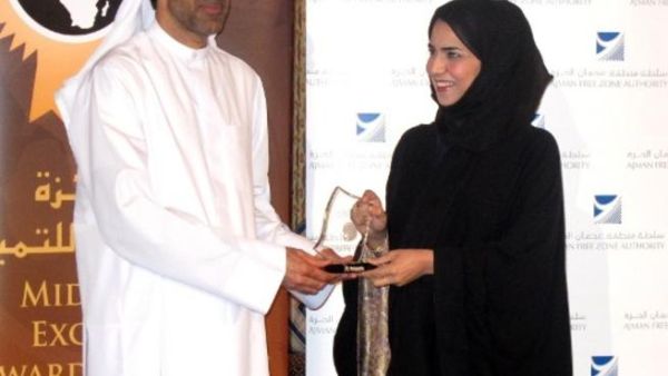 فريال توكل، المدير التنفيذي لقطاع الشؤون المجتمعية والشراكة الحكومية تتسلّم الجائزة من معالي حنيف حسن، وزير الصحة