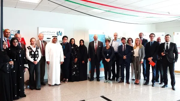 الوفد الزائر خلال استقبالهم في إدارة المراكز الجمركية الجوية