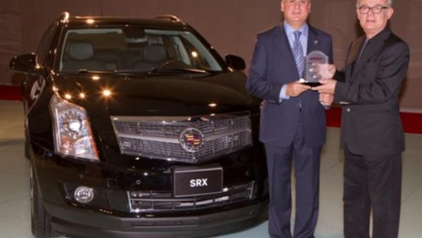 Fadi Ghosn receiving the award from Ibrahim Fakhri, Editor-in-Chief of Automobile magazine and presenter of Automobile program on Future TV