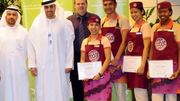 Rahma Bin Mohammad Al Shamsi, the Retail Sales Manager of Emarat, honors the four employees