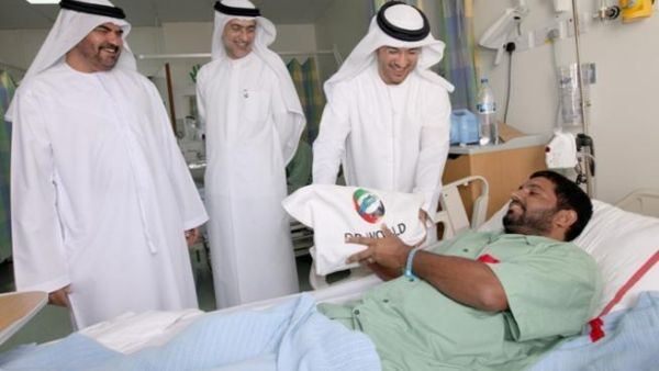 Mohammed Sharaf, Group Chief Executive Officer, DP World; Mohammed Al Muallem, Senior Vice President and Managing Director, DP World, UAE Region; and Abdulla Bin Damithan, Director – Account Management, presenting care packs to the patients at Rashid Hospital